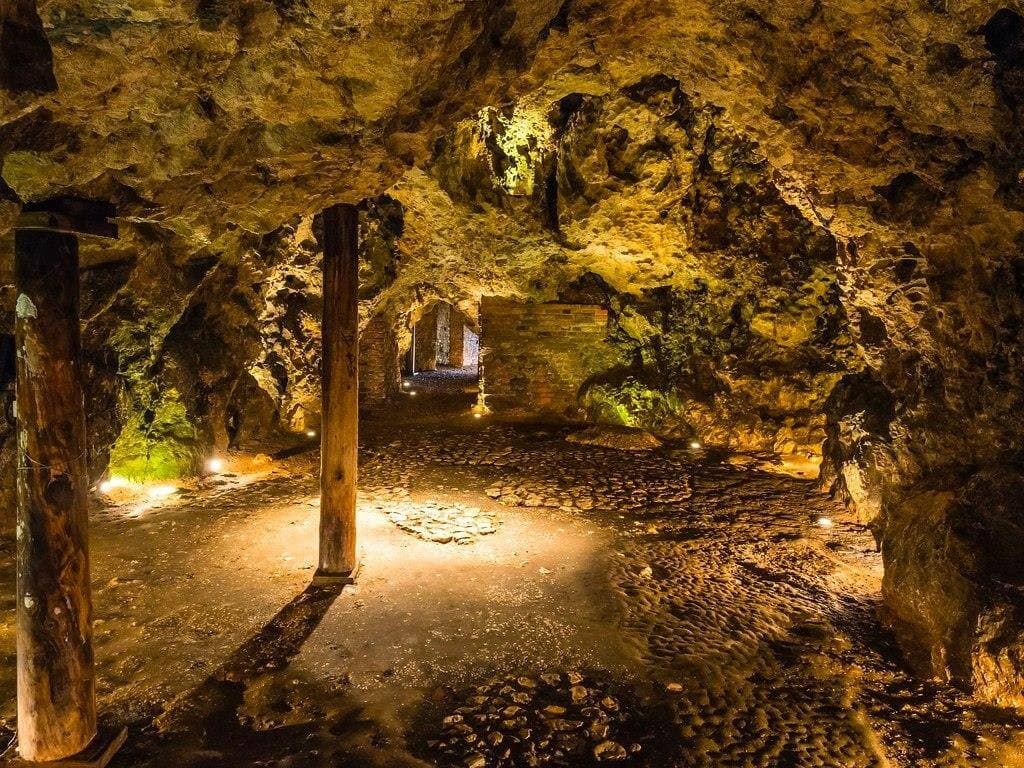 Пещера дракона в Кракове в Польше Профрекрутингцентр